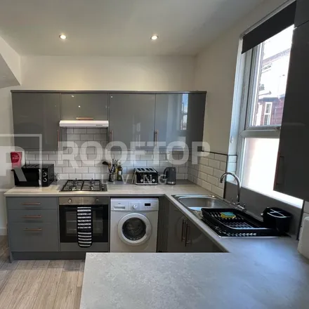Rent this 2 bed house on Glossop Street in Leeds, LS6 2LE