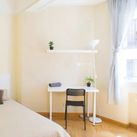 Rent this 6 bed room on Madrid in Calle de Isabel La Católica, 12