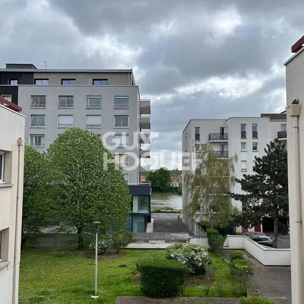 Rent this 1 bed apartment on 54 Boulevard Guynemer in 91170 Viry-Châtillon, France