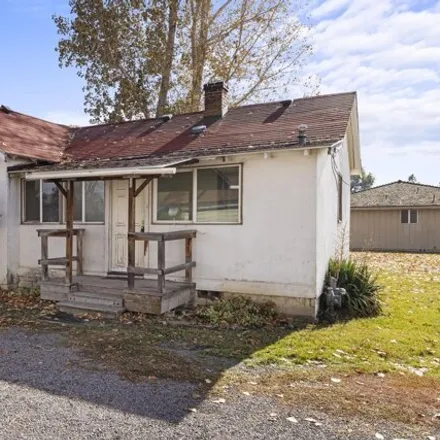 Buy this 2 bed house on 4812 Altamont Drive in Klamath Falls, OR 97603