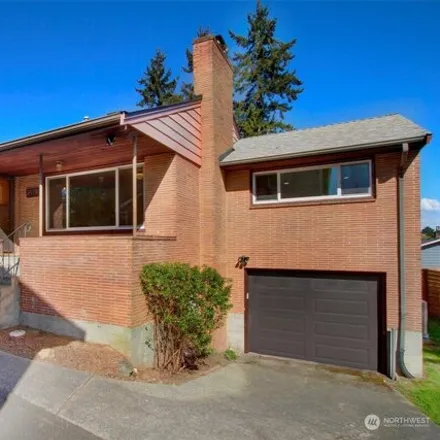 Buy this 4 bed house on 2119 North 115th Street in Seattle, WA 98133