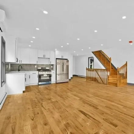 Image 6 - 118-30 197th Street, New York, NY 11412, USA - House for sale