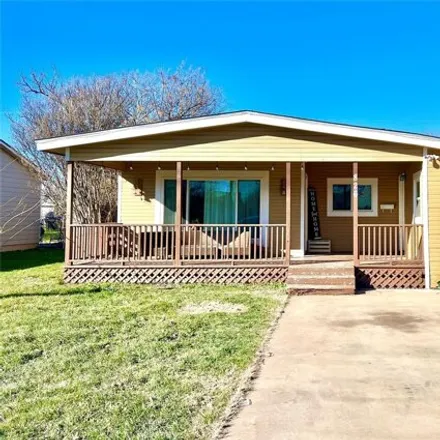 Buy this 3 bed house on 826 S La Salle Dr in Abilene, Texas