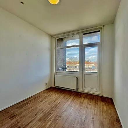 Rent this 3 bed apartment on Strevelsweg 63B in 3073 DV Rotterdam, Netherlands