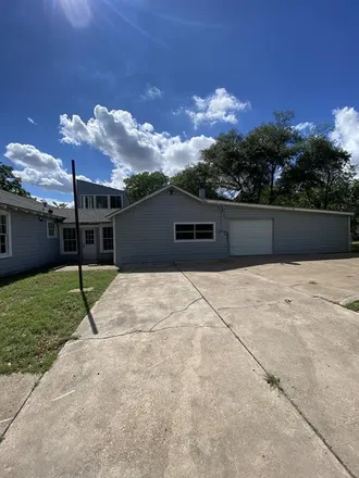 Image 2 - 313 Houghton Avenue, Marlin, TX 76661, USA - House for sale