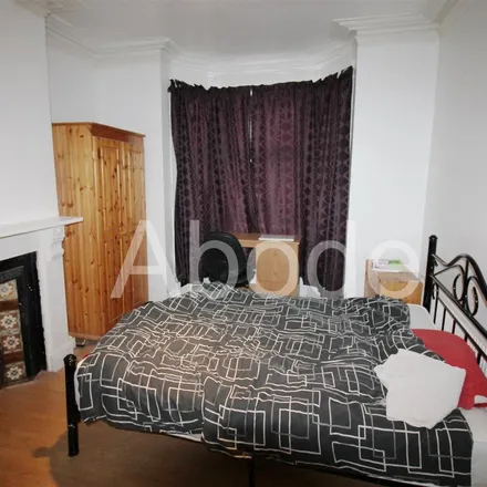 Rent this 5 bed townhouse on Ashville Road in Leeds, LS6 1NA