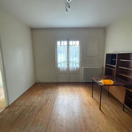 Rent this 4 bed apartment on Place de l'Église in 33400 Talence, France
