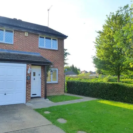 Rent this 3 bed house on 33 Markby Way in Reading, RG6 3BG