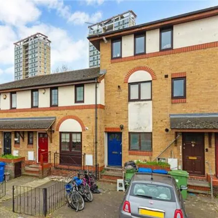 Buy this 3 bed townhouse on Oxley Close in London, SE1 5HN