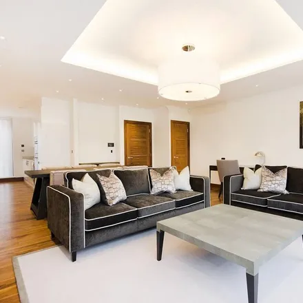 Rent this 3 bed house on Kew Bridge Court in Strand-on-the-Green, London