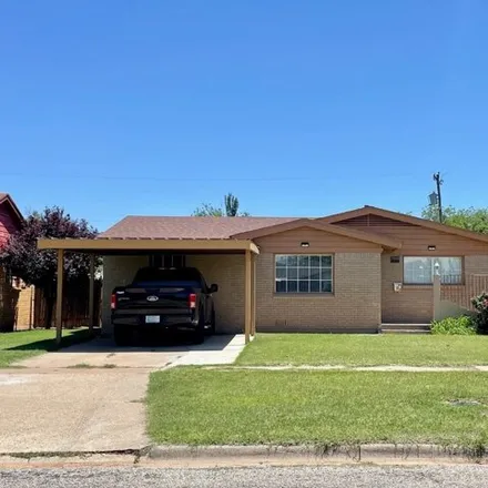 Buy this 3 bed house on 2010 Joliet St in Plainview, Texas