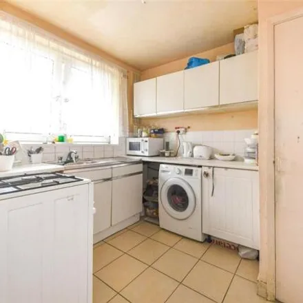 Image 5 - Ayrton Gould House, Roman Road, London, E2 0QY, United Kingdom - Apartment for sale