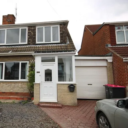 Rent this 3 bed duplex on Northfield Drive in Woodsetts, S81 8QF