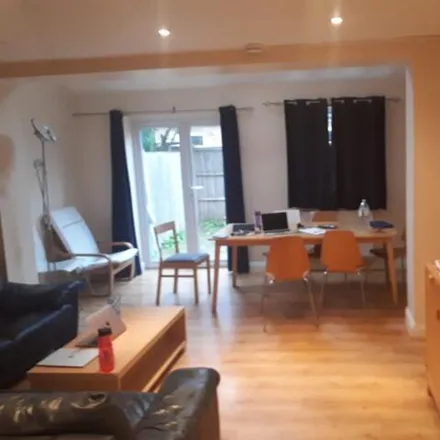 Rent this 5 bed townhouse on New Street in Royal Leamington Spa, CV31 1HL