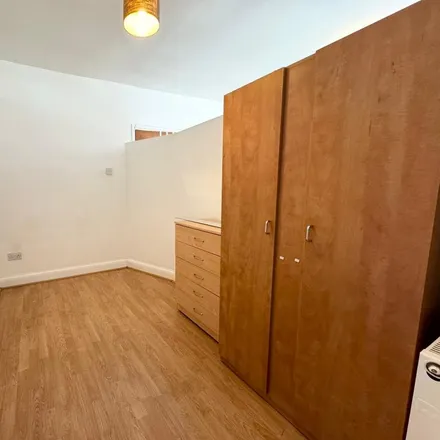 Image 3 - Emproriam, 522 Hornsey Road, London, N19 3QL, United Kingdom - Apartment for rent