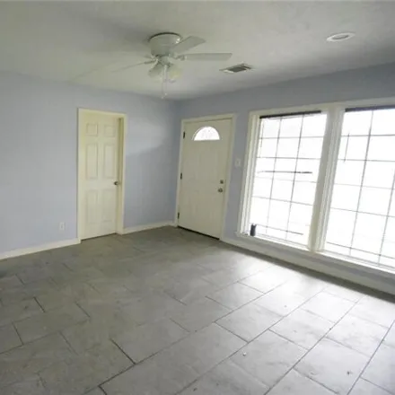 Image 5 - 5402 Dieppe Street, Houston, TX 77033, USA - House for sale