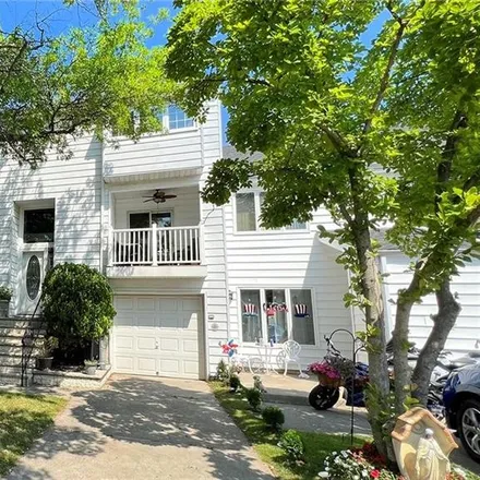 Buy this 3 bed house on 255 Hampton Green in New York, NY 10312