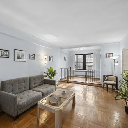 Image 3 - 210 West 103rd Street, New York, NY 10025, USA - Apartment for sale