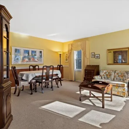 Image 4 - 4730 North Woodruff Avenue, Whitefish Bay, WI 53211, USA - House for sale