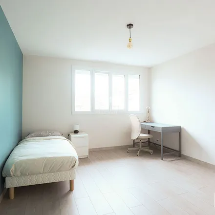 Rent this 6 bed apartment on Route de la Vente Frileuse in 78100 Saint-Germain-en-Laye, France