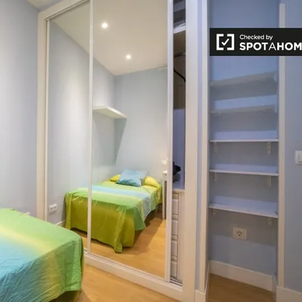 Rent this 3 bed room on Madrid in Farmacia - Calle Garci-nuño 31, Calle de Garci-Nuño