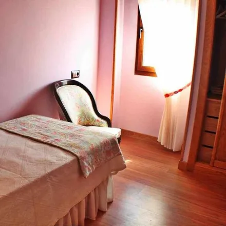 Rent this 4 bed house on Igrexa parroquial de San Roque de Combarro in Rúa San Roque, 36993 Poio