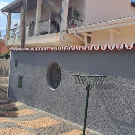 Rent this 3 bed house on Rua Roberto Simonsen in Taquaral, Campinas - SP