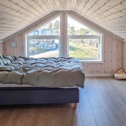 Rent this 4 bed house on Lieng in Færvik kirke, Revesandveien