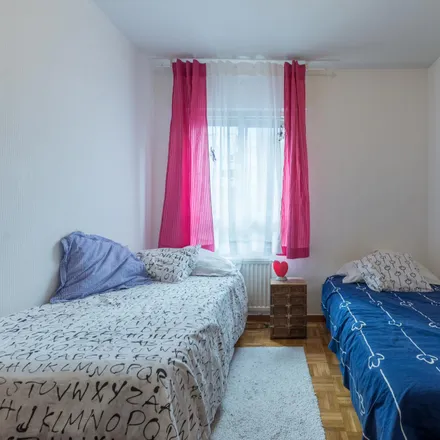 Rent this 4 bed room on Madrid in Avenida de El Ferrol, 1