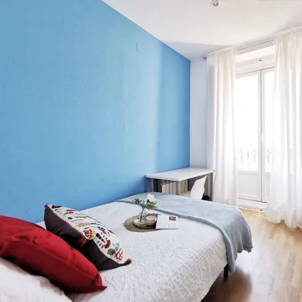 Rent this 8 bed room on Madrid in Colegio Sagrado Corazón, Calle de la Redondilla