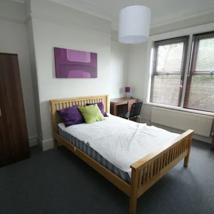 Rent this 5 bed townhouse on Wheatfields Hospice in Wood Lane, Leeds