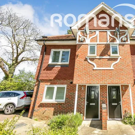 Rent this 4 bed townhouse on Oxford Road in Purley on Thames, RG31 6AG