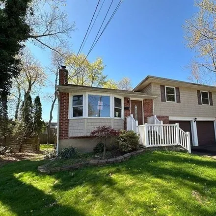 Buy this 3 bed house on 4 Hayfield Court in Commack, NY 11725