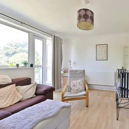 Image 2 - Smithwood Close, London, SW19 6JJ, United Kingdom - Apartment for rent