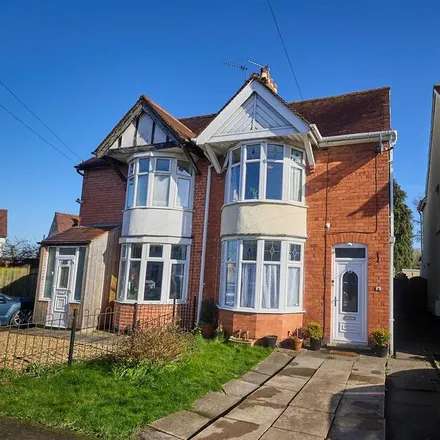 Rent this 3 bed duplex on Beaumont Avenue in Hinckley, LE10 0JN
