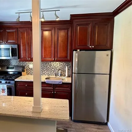 Image 5 - 830 Pelhamdale Avenue, Chester Heights, City of New Rochelle, NY 10801, USA - Apartment for sale