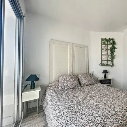 Rent this 2 bed apartment on Roses in Calle de las Rosas, 46940 Manises