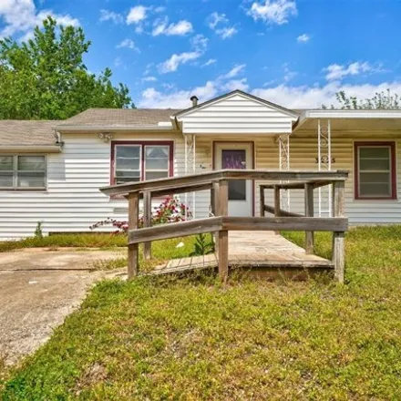 Buy this 3 bed house on 3269 Northeast 15th Street in Oklahoma City, OK 73117
