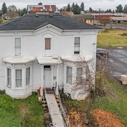 Buy this 8 bed house on 101 West Grant Street in Lebanon, OR 97355