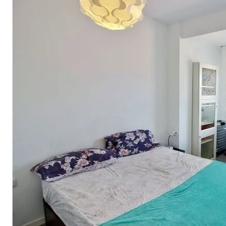 Rent this 3 bed room on Carrer de l'Explorador Andrés in 32, 46022 Valencia