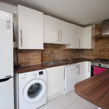 Image 2 - Fryent Close, Kingsbury, London, NW9 9SD, United Kingdom - Apartment for rent
