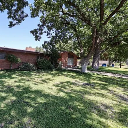 Image 2 - 584 Avenue F, Ozona, TX 76943, USA - House for sale