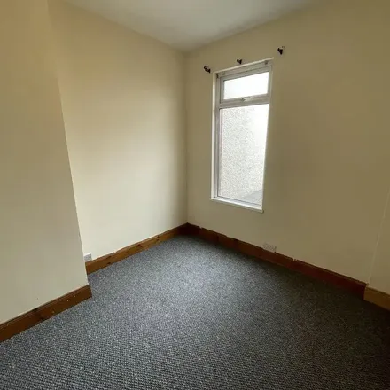 Image 2 - Kitchener Drive, Belfast, BT12 6LS, United Kingdom - Apartment for rent