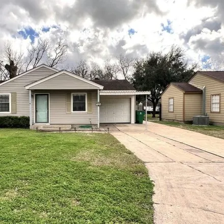 Buy this 2 bed house on 752 East Lorraine Street in Angleton, TX 77515