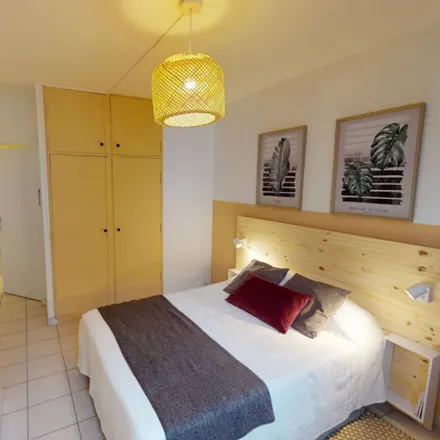 Rent this 4 bed room on 83 Rue Vercingétorix in 75014 Paris, France