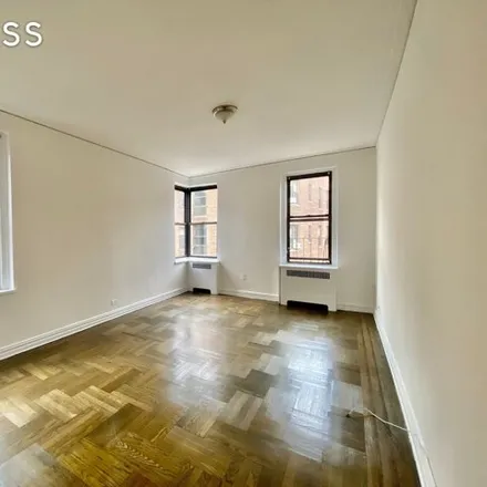 Rent this studio house on 700 Fort Washington Avenue in New York, NY 10040