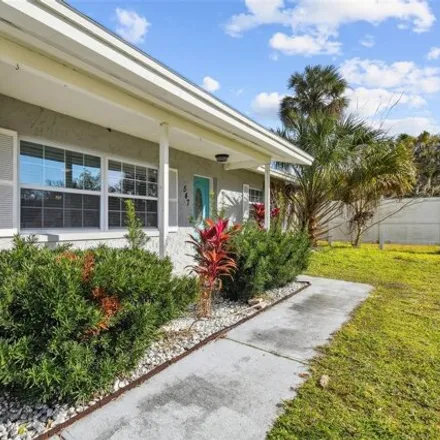 Image 3 - 571 Northwest 9th Avenue, Crystal River, Citrus County, FL 34428, USA - House for sale