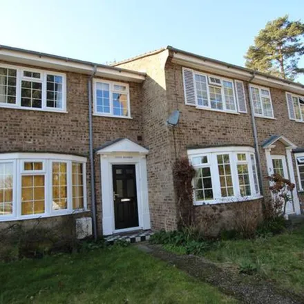 Rent this 3 bed townhouse on Broomhall End in Horsell, GU21 4AW