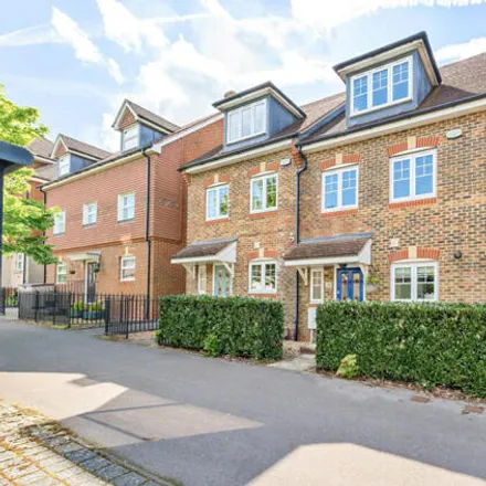Buy this 3 bed townhouse on Osprey Avenue in Bracknell, RG12 8AG