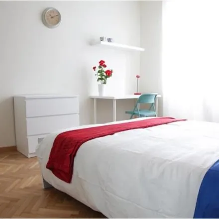 Rent this 6 bed room on Liceo Classico Giosuè Carducci in Via Beroldo, 20131 Milan MI